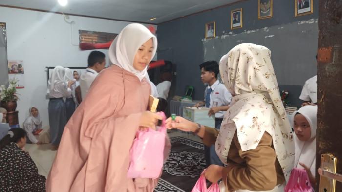 MBG - Penyaluran MBG di SMAN 7 Manado, Jalan Tololiu Supit, Teling Atas, Wanea, Manado, Sulawesi Utara, Selasa (3/3/2026). Ada 1.616 yang disalurkan.