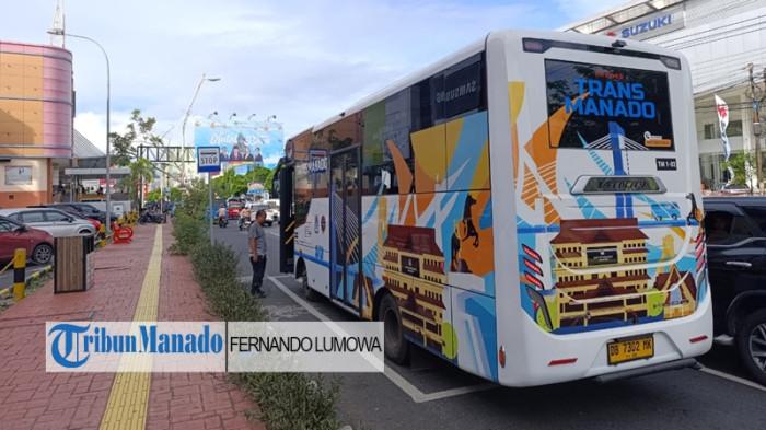 BIS BTS - Bis BTS (Trans Manado) Koridor Terminal Malalayang - Kalimas berhenti menurunkan dan menaikkan penumpang di Jalan Pierre Tendean (Boulevard) Manado, Jumat (19/12/2025). Warga Manado senang bus BTS kembali beroperasi.