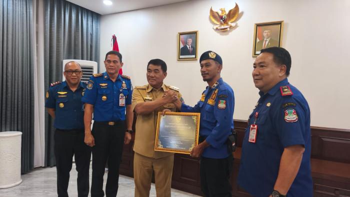 YSK) berikan penghargaan kepada salah satu anggota Damkar bernama Marlon Bangonang. Y