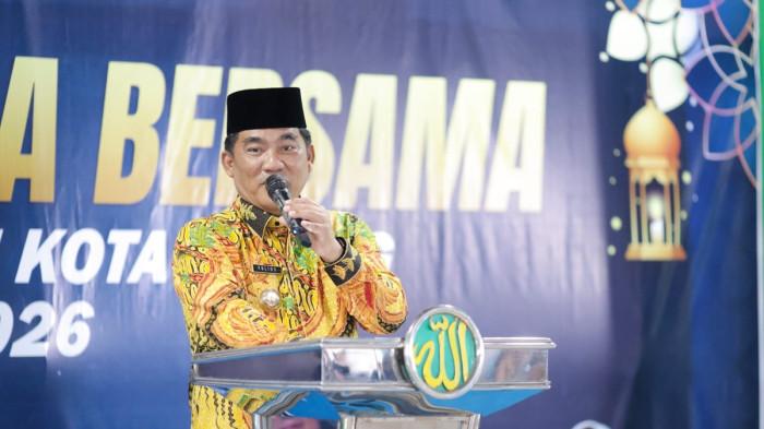 SEMANGAT - Gubernur Sulawesi Utara YSK bersama Ketua TP PKK Sulut, Anik Yulius Selvanus, menghadiri kegiatan safari Ramadhan Pemerintah Provinsi Sulawesi Utara di Kota Bitung. Kegiatan tersebut dirangkaikan dengan buka puasa bersama pemerintah dan masyarakat yang dipusatkan di Masjid Nurul Huda, Kelurahan Bitung Timur, Kecamatan Maesa, Jumat (13/3/2026).
