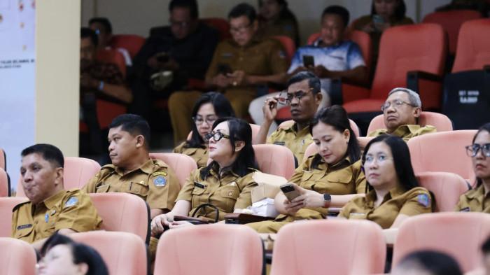 SEJAHTERAKAN: Rapat Paripurna DPRD Provinsi Sulawesi Utara, Senin (24/10/2025). Gubernur Sulawesi Utara, Yulius Selvanus Komaling (YSK) menegaskan komitmen Pemerintah Provinsi Sulut dalam memperkuat sektor ekonomi daerah melalui pembentukan PT. Membangun Sulut Maju Perseroan Daerah
