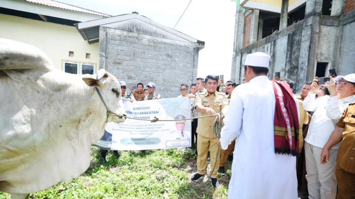 SERAHKAN - Gubernur Sulut Yulius Selvanus Komaling (YSK) kembali menunjukkan perhatian kepada masyarakat menjelang Hari Raya Idul Adha 1447 Hijriah. YSK menegaskan bantuan hewan kurban dari Presiden Prabowo merupakan bentuk kepedulian pemerintah pusat kepada masyarakat Sulawesi Utara, khususnya umat Islam yang akan merayakan Idul Adha.