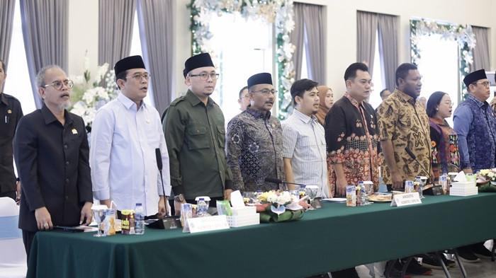 SINERGI: Gubernur Sulawesi Utara, Yulius Selvanus Komaling (YSK), menerima kunjungan kerja Anggota Dewan Perwakilan Daerah (DPD) RI di Wisma Negara Bumi Beringin, Kota Manado, Senin (24/10/2025). Kegiatan ini berlangsung hangat dan produktif, serta menjadi ajang dialog strategis antara pemerintah daerah dan lembaga perwakilan daerah tingkat nasional.