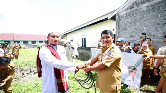 SERAHKAN - Gubernur Sulut Yulius Selvanus Komaling (YSK) kembali menunjukkan perhatian kepada masyarakat menjelang Hari Raya Idul Adha 1447 Hijriah. YSK menegaskan bantuan hewan kurban dari Presiden Prabowo merupakan bentuk kepedulian pemerintah pusat kepada masyarakat Sulawesi Utara, khususnya umat Islam yang akan merayakan Idul Adha.