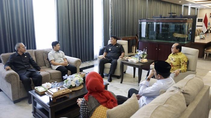 SINERGI: Gubernur Sulawesi Utara, Yulius Selvanus Komaling (YSK), menerima kunjungan kerja Anggota Dewan Perwakilan Daerah (DPD) RI di Wisma Negara Bumi Beringin, Kota Manado, Senin (24/10/2025). Kegiatan ini berlangsung hangat dan produktif, serta menjadi ajang dialog strategis antara pemerintah daerah dan lembaga perwakilan daerah tingkat nasional.