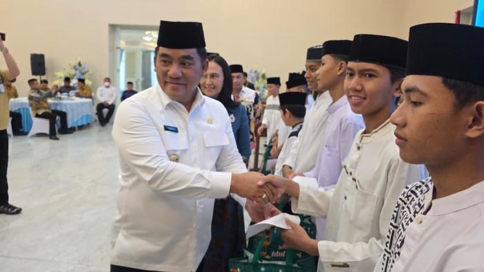 BUKBER - Gubernur Sulawesi Utara, Yulius Selvanus Komaling (YSK), menghadiri buka puasa bersama Kerukunan Keluarga Sulawesi Selatan (KKSS) Provinsi Sulut di Wisma Negara Bumi Beringin, Senin (2/3/2026). Kegiatan yang turut dihadiri anak-anak yatim piatu itu berlangsung hangat dan penuh kekeluargaan.