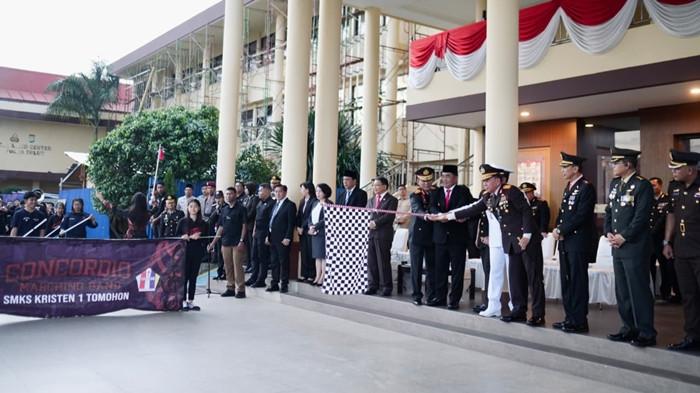 UPACARA TAPTU - Gubernur Sulawesi Utara Yulius Selvanus Komaling (YSK) menghadiri upacara Taptu dalam rangka menyambut HUT ke-80 RI di lapangan Mapolda Sulut, Sabtu (16/8/2025). Peserta Upacara Taptu terdiri dari personel TNI, Polri, Dinas Perhubungan, PNS, dan pelajar.