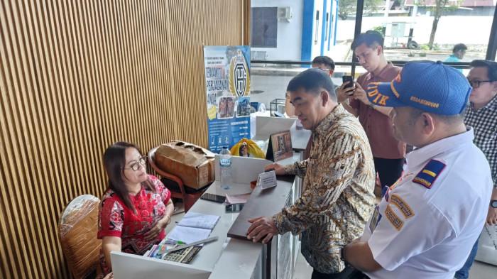 Yulius Selvanus Komaling (YSK), turun langsung memantau aktivitas arus mudik