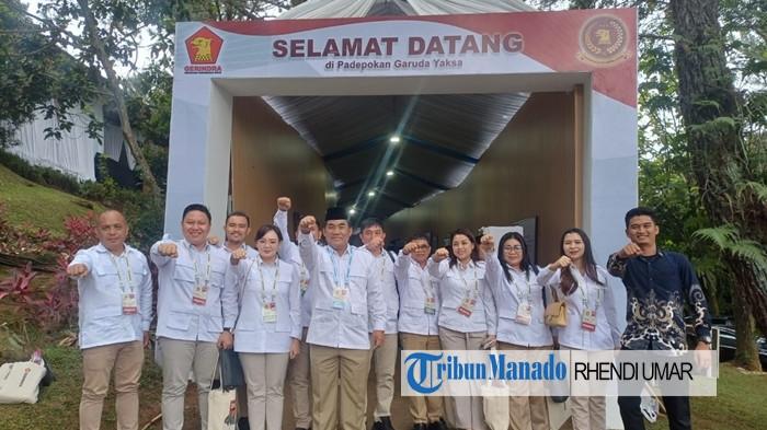 KADER GERINDRA - Ketua DPD Gerindra Sulut Yulius Selvanus Komaling (YSK) bawa rombongan kader dari Sulut bertemu Ketum Prabowo Subianto, Sabtu (8/11/2025). Dalam agenda bertajuk Taklimat Ketua Dewan Pembina Partai Gerindra Prabowo Subianto, hadir sejumlah pengurus kunci dari Bumi Nyiur Melambai, di antaranya Sekretaris DPD Harvani Boky, Wakil Ketua DPD sekaligus Wabup Bolmong Dony Lumenta, Wakil Sekretaris DPD Olvie Limpele, serta Bendahara DPD yang juga Wakil Ketua DPRD Manado Mona Claudya Kloer.