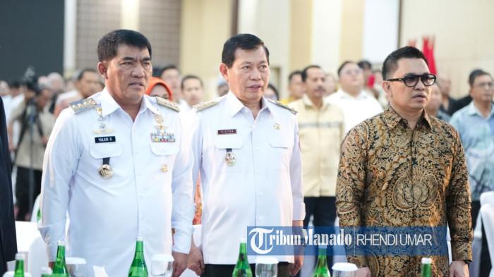 SINERGI: Gubernur Sulawesi Utara, Yulius Selvanus Komaling (YSK) tampil sebagai keynote speaker dan langsung memaparkan kondisi fiskal serta arah pembangunan Sulut secara terbuka di Sarasehan yang digelar di Ruang CJ Rantung, Kantor Gubernur Sulut, Rabu (19/11/2025)