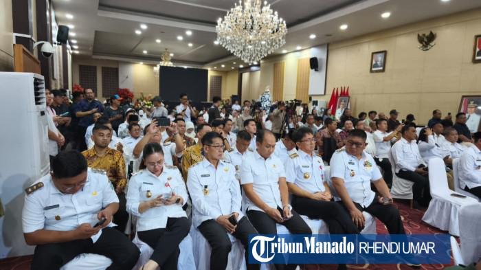 SINERGI: Gubernur Sulawesi Utara, Yulius Selvanus Komaling (YSK) tampil sebagai keynote speaker dan langsung memaparkan kondisi fiskal serta arah pembangunan Sulut secara terbuka di Sarasehan yang digelar di Ruang CJ Rantung, Kantor Gubernur Sulut, Rabu (19/11/2025)