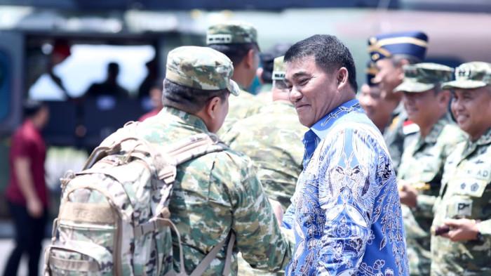 Yulius Selvanus Komaling rombongan Menteri Pertahanan Republik Indonesia Sjafrie Sjamsoeddin