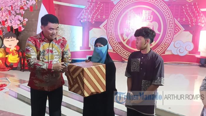 IMLEK - Gubernur Sulut Yulius Selvanus rayakan hari raya Tahun Baru Imlek 2577 Kongzili di Graha 
Gubernuran Sulut, Minggu (22/2/2026). Yulius didaulat untuk menyerahkan bantuan kepada anak - anak panti asuhan.