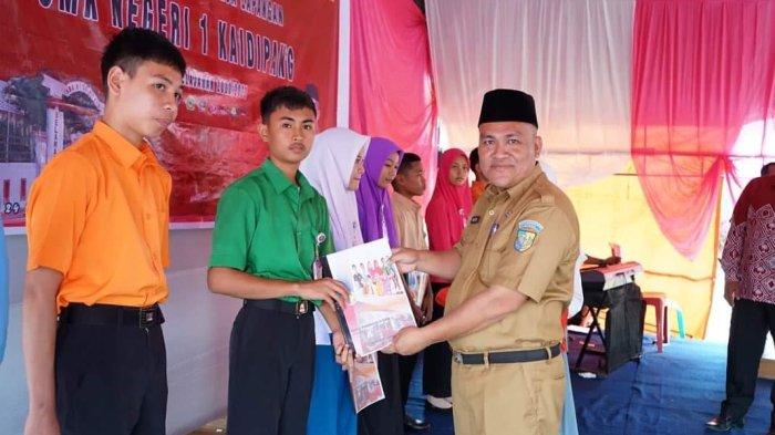 Staf Ahli Bupati Bolmut Hadiri Pelepasan Siswa Praktek Kerja Lapangan di SMK Negeri 1 Kaidipang