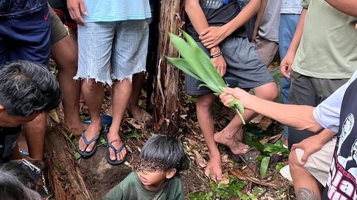 ANAK HILANG - Adik Roy Rasdy Rusli, bocah 6 tahun warga Desa Tombuluan, Kecamatan Tombulu, Kabupaten Minahasa, ditemukan pada hari ini, Senin (17/11/2025) sore. Kondisi adik Roy lemas dan tampak kurus saat ditemukan pukul 16.15 Wita di perkebunan Moraya Tombuluan oleh seorang warga bernama Fanny Mundung, di mana anggota keluarga menduga, adik Roy hanya makan talas selama 9 hari.