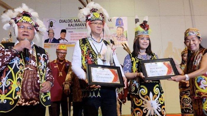 Ahok BTP dan Puput Nastiti Dapat Gelar Kehormatan Masyarakat Dayak Kaltim, Ini Arti dari Nama Mereka - ahok-dan-puput-dapat-nama-kehormatan-dayak.jpg