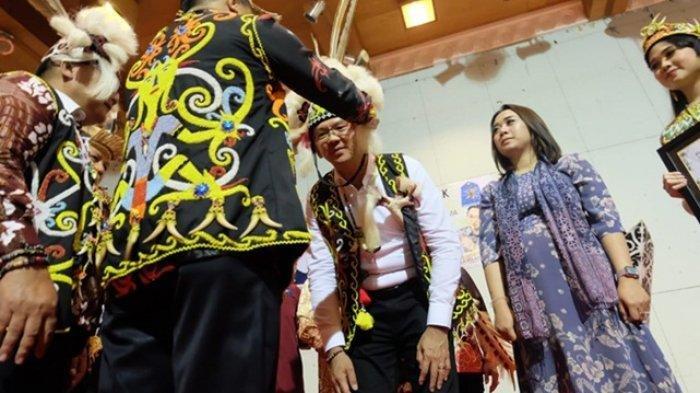 Ahok BTP dan Puput Nastiti Dapat Gelar Kehormatan Masyarakat Dayak Kaltim, Ini Arti dari Nama Mereka - ahok-dan-puput-saat-pemberian-nama-dayak-di-hotel-mesra.jpg