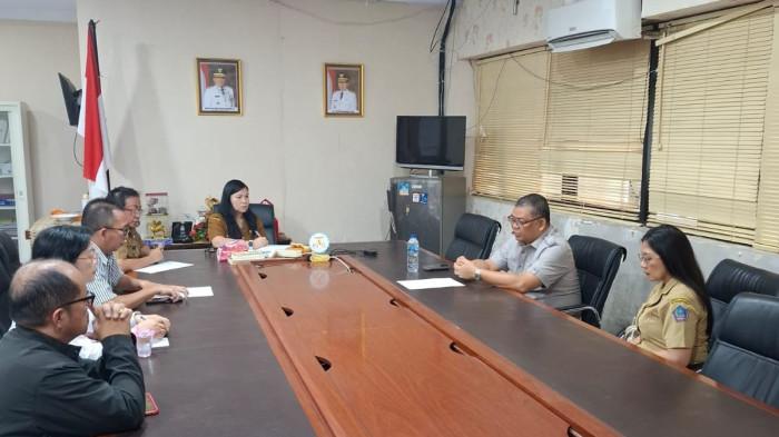 Pertemuan Plt Kepala Biro Kesejahteraan Rakyat Setdaprov Sulut Vera Maya Pinontoan bersama pengurus LP3KD Provinsi Sulawesi Utara dan Panitia Pesparani Katolik I Tingkat Provinsi Sulut di Kantor Gubernur Sulut, Manado, Senin (11/8/2025).