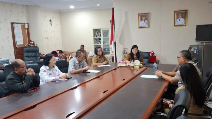 Plt Kepala Biro Kesejahteraan Rakyat Setdaprov Sulut Vera Maya Pinontoan bertemu dengan pengurus LP3KD Provinsi Sulawesi Utara dan Panitia Pesparani Katolik I Tingkat Provinsi Sulut di Kantor Gubernur Sulut, Manado, Senin (11/8/2025).