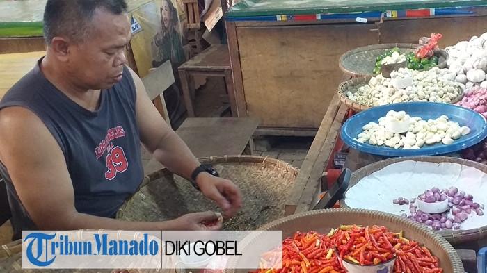 PASAR - Pedagang bahan dapur rempah-rempah di Pasar 23 Maret Kotamobagu - Sulut, Minggu (9/11/2025). Harga rica/cabai di Pasar 23 Maret terbilang turun per Minggu, 9 November 2025.