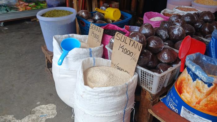 BAHAN POKOK - Bahan pokok yang dijual di Pasar Bersehati, Manado, Sulawesi Utara, Minggu (16/11/2025). Berikut daftar harganya.