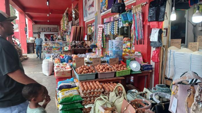 BAHAN POKOK - Bahan pokok yang dijual di Pasar Bersehati, Manado, Sulawesi Utara, Minggu (2/11/2025). Berikut daftar harga bahan pokok hari ini.