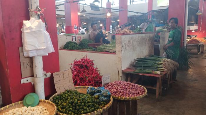 BAHAN PANGAN - Bahan pangan yang dijual di Pasar Bersehati, Manado, Sulawesi Utara, Kamis (20/11/2025). Berikut daftar harganya.