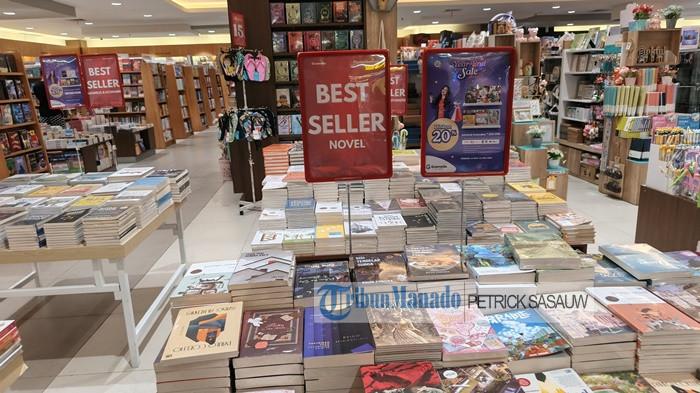 BEST SELLER - Potret buku best seller di Gramedia Mantos, Manado, Sulut, Sabtu (20/12/2025).