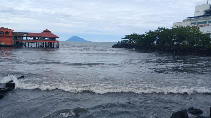 CUACA BURUK - Gelombang tinggi di Teluk Manado, Sulawesi Utara, Senin (27/10/2025). Cuaca ekstrem diprediksi masih akan terjadi selama sepekan.