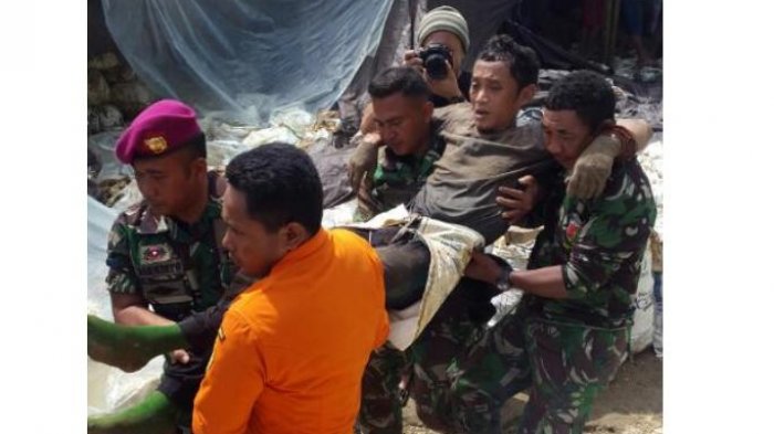 FOTO: Detik-detik Evakuasi 13 Penambang yang Terjebak Dalam Lubang 42 Meter di Tatelu Minut