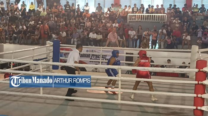 TINJU - Laga final cabor Tinju pada ajang Porprov Sulut 2025 kategori putri di Hall Pertina di Kelurahan Sario, Kecamatan Sario, Kota Manado, Provinsi Sulut, Minggu (23/11/2025). Hasilnya, kontingen Kota Manado mendominasi dengan 6 gelar juara medali emas.