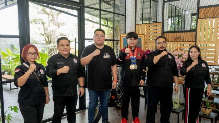 Rio Dondokambey Serahkan Bonus Kepada Peraih Medali E-Sport SEA Games Kamboja Asal Sulawesi Utara