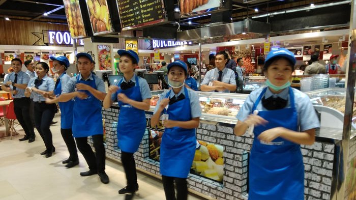 Ratusan Karyawan Nyanyi Sambil Joget saat Peresmian Transmart