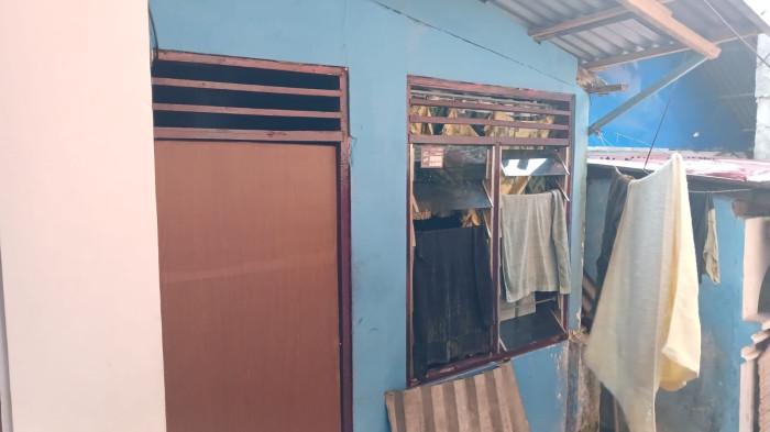 KOMO DALAM - Tempat tinggal Wahyu Taha yang diduga Bjorka di Komo Dalam, Lingkungan 5 Kelurahan Lawangirung, Kecamatan Wenang, Kota Manado, Sulawesi Utara, Jumat (3/10/2025). Keluarga Wahyu masih tinggal di sana.