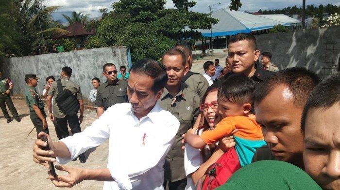 8 Fakta Kunjungan Jokowi di Sulut: Cek Lokasi KEK Pariwisata hingga Setuju Bangun Jembatan Lembeh - jokowi-berfoto-selfie-dengan-warga-di-pondok-bambu-gpi.jpg