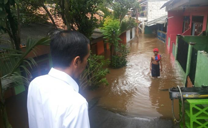 Pulang Sekolah, Anak-anak Bantu Korban Banjir