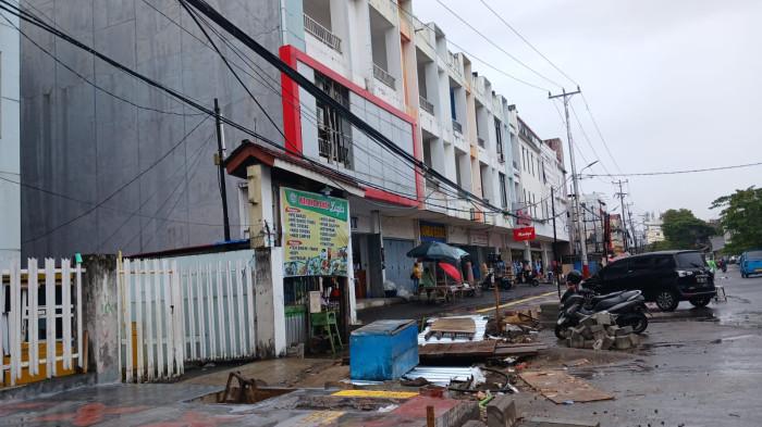 kabel menggantung pasar 45 manad