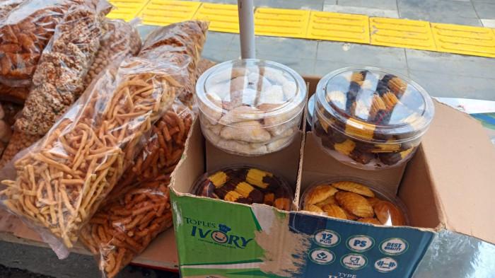 KUE KERING - Kue kering yang dijajakan Debora Kilapong di Pasar 45 Manado, Sulawesi Utara, Rabu (10/12/2025). Berikut daftar harganya.