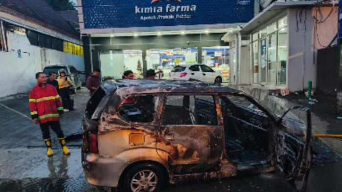 Mobil Terbakar di Jalan RE Martadinata Manado, Warga Sempat Dengar Ledakan