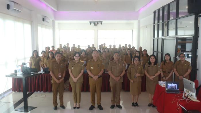 HADIR - Wali Kota Tomohon Caroll J. A. Senduk, bersama Wakil Wali Kota Sendy G. A. Rumajar menghadiri kegiatan pelatihan Sistem Informasi Kesejahteraan Sosial Next Generation (SIKS-NG) yang digelar di Grand Master Tomohon, Selasa (4/11/2025). Caroll Senduk mengatakan pelatihan ini penting untuk memastikan pengelolaan data sosial di Kota Tomohon, lebih valid, akurat, dan akuntabel.
