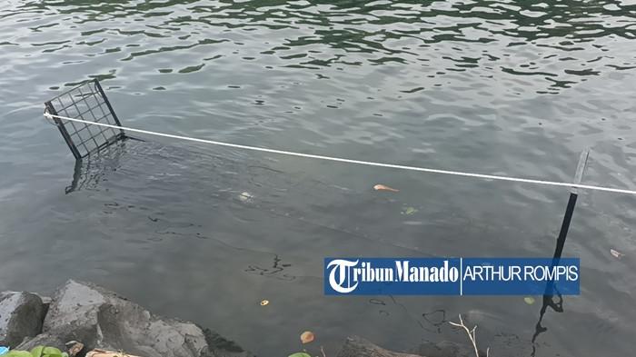 KERANGKENG - Pemkot Manado memasang kerangkeng untuk menangkap buaya di salah satu titik seputar perairan depan Megamas, Manado, Sulut, Selasa (3/2/2026). Umpan ayam utuh.