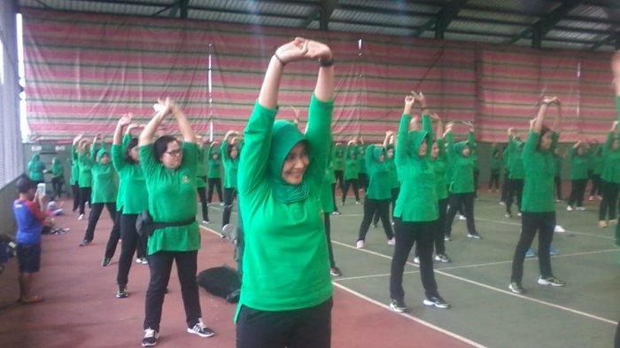 Ketua Persit Minahasa Ikut Olahraga Bersama Persit Kodam XIII/Merdeka