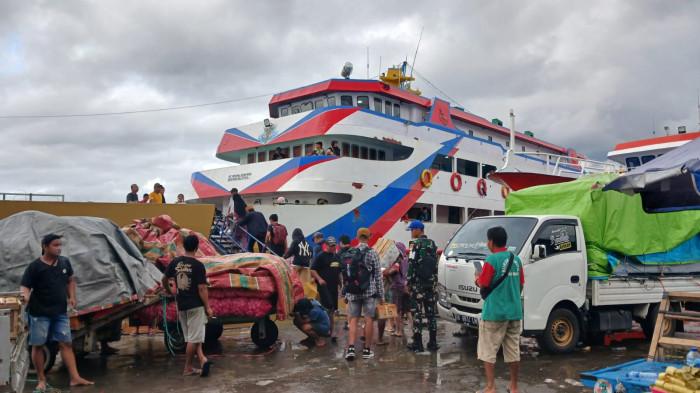 KAPAL LAUT - Calon penumpang naik ke KM Permata Obi di Pelabuhan Manado, Sulawesi Utara, Minggu (7/12/2025). Sebagian pelayaran berlangsung normal di tengah potensi cuaca ekstrem.