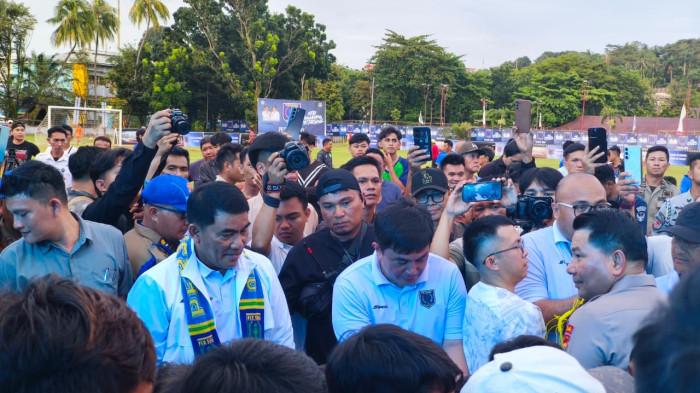 PERSMA: Gubernur Sulawesi Utara Yulius Selvanus Komaling (YSK) menyambut positif pembentukan manajemen baru ini. Ia menilai, kolaborasi antara tokoh-tokoh muda dan berpengalaman dalam tubuh Persma 1960 menjadi modal penting untuk mengembangkan potensi sepak bola di daerah.