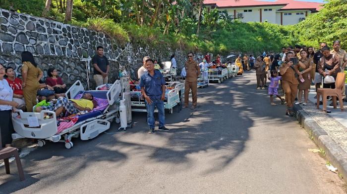 PASCA GEMPA - Bupati Kepulauan Sangihe, Michael Thungari bersama Wakil Bupati Tendris Bulahari dan jajaran Forkopimda turun langsung meninjau kondisi pasien di RSUD Liun Kendage Tahuna, Senin (8/6/2026), pascagempa bumi yang mengguncang wilayah Kepulauan Sangihe.