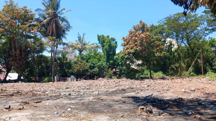 SISA KEBAKARAN - Kondisi terkini blok Asrama Pomdam XIII/Merdeka yang terbakar di Lingkungan I Kelurahan Pakowa, Kecamatan Wanea, Kota Manado, Sulawesi Utara, Minggu (12/10/2025). Sebanyak 12 KK terdampak dalam peristiwa ini.