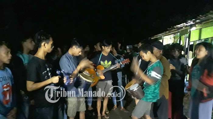 Keliling Pakai Alat Musik Bangunkan Warga, Ini Tradisi Bangun Sahur Desa Otam