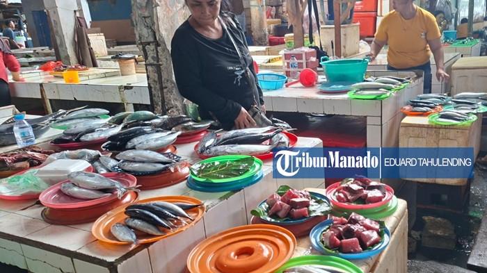 PASAR SANGIHE - Suasana lapak ikan laut di Pasar Towo’e, Tahuna, Sangihe Sulut pada Jumat (14/11/2025). Harga ikan di Pasar Towo’e mengalami kenaikan dalam beberapa hari terakhir.