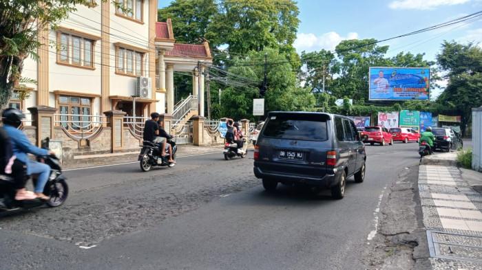 JALAN RUSAK - Titik kerusakan di Jalan Ahmad Yani, Sario, Manado, Sulawesi Utara, Jumat (3/10/2025). Warga mengeluh jalanan tak segera dicor.