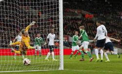 Tandukan Mertesacker Bawa Jerman Bungkam Inggris
